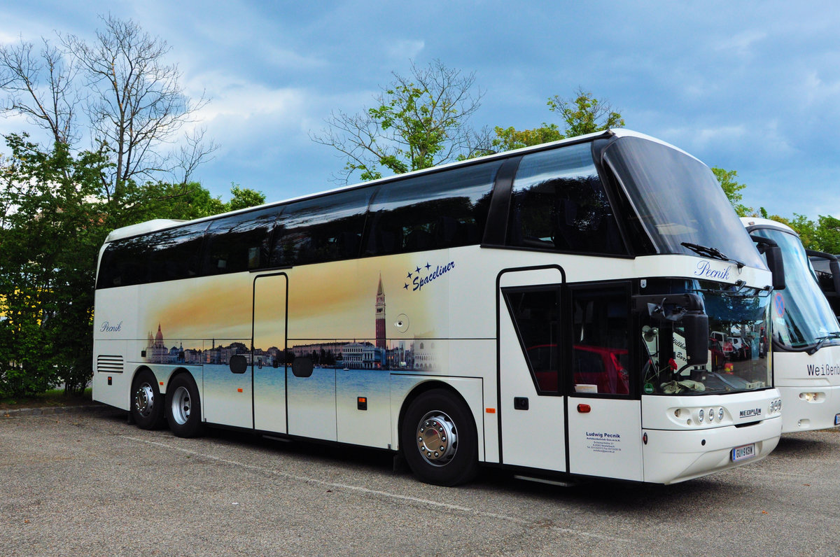 Neoplan Spaceliner von Ludwig Pecnik Reisen aus �sterreich in Krems gesehen.