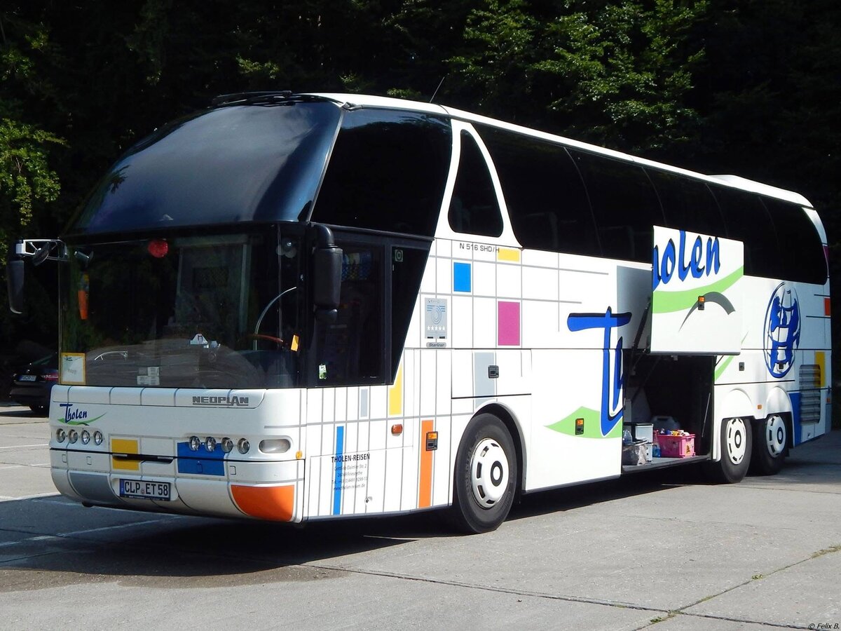 Neoplan Starliner von Tholen aus Deutschland in Sassnitz.