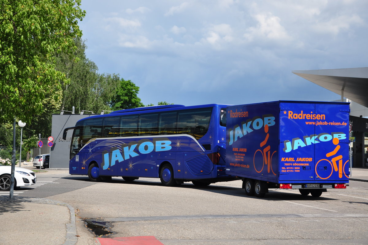 Setra 515 HD von Jakob Reisen aus der BRD mit Radanh�nger in Krems gesehen.