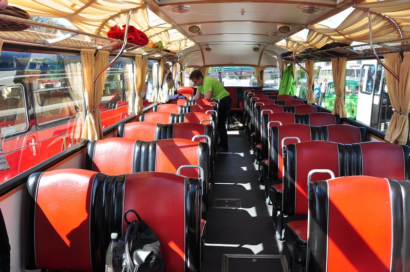 Sitzreihen im B�ssing U9, Bj. 1951 bei der Kerschner Oldtimer Schau am 25.4.2015.