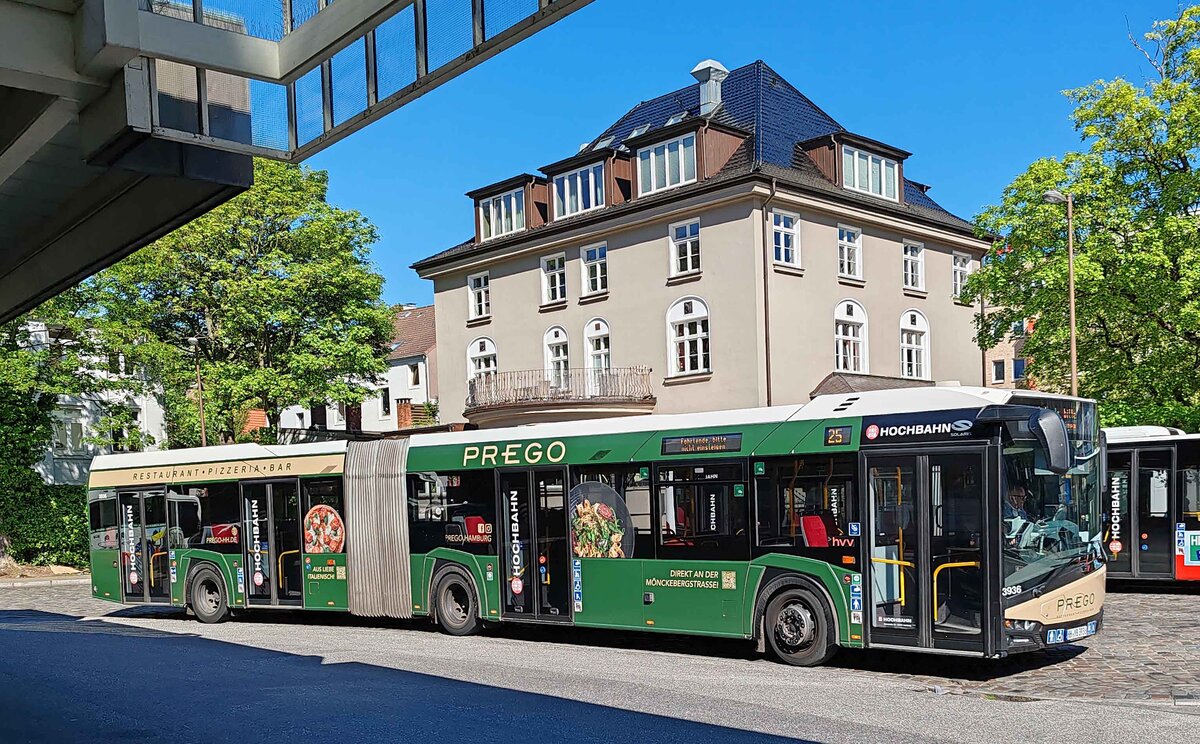 Solaris Urbino der Hamburger Hochbahn steht am Bahnhof Altona