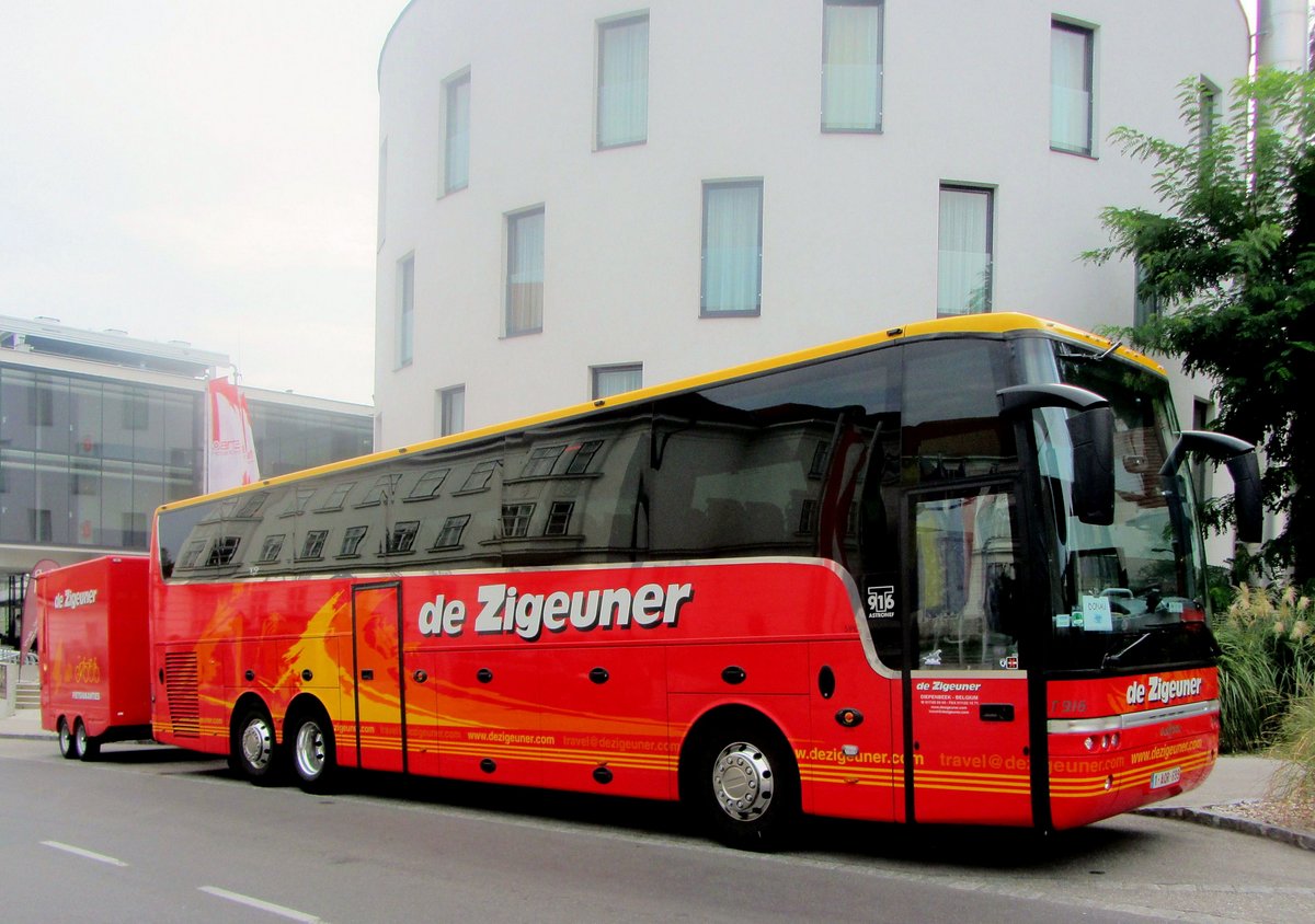 Van Hool T916 Astronef von De Zigeuner aus Belgien in Krems gesehen.