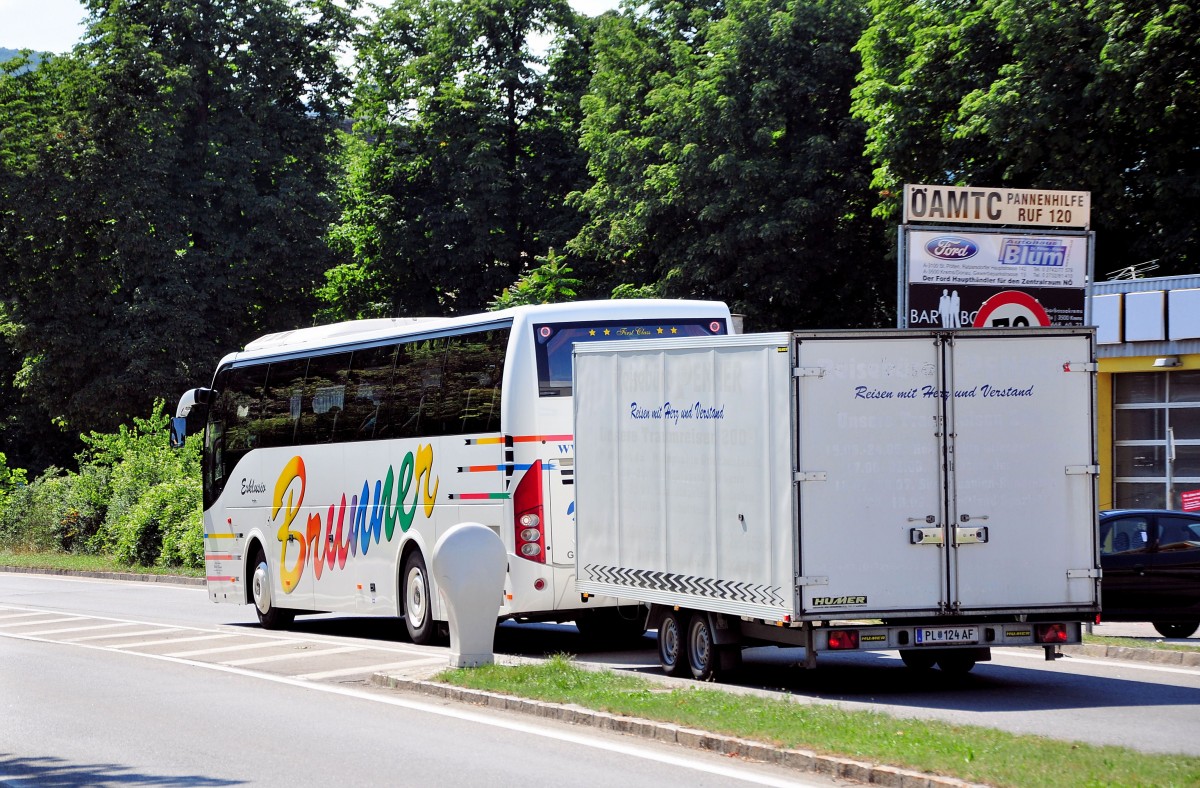 Volvo 9700 mit einem Radanh�nger von Brunner Reisen aus Nieder�sterreich in Krems unterwegs.