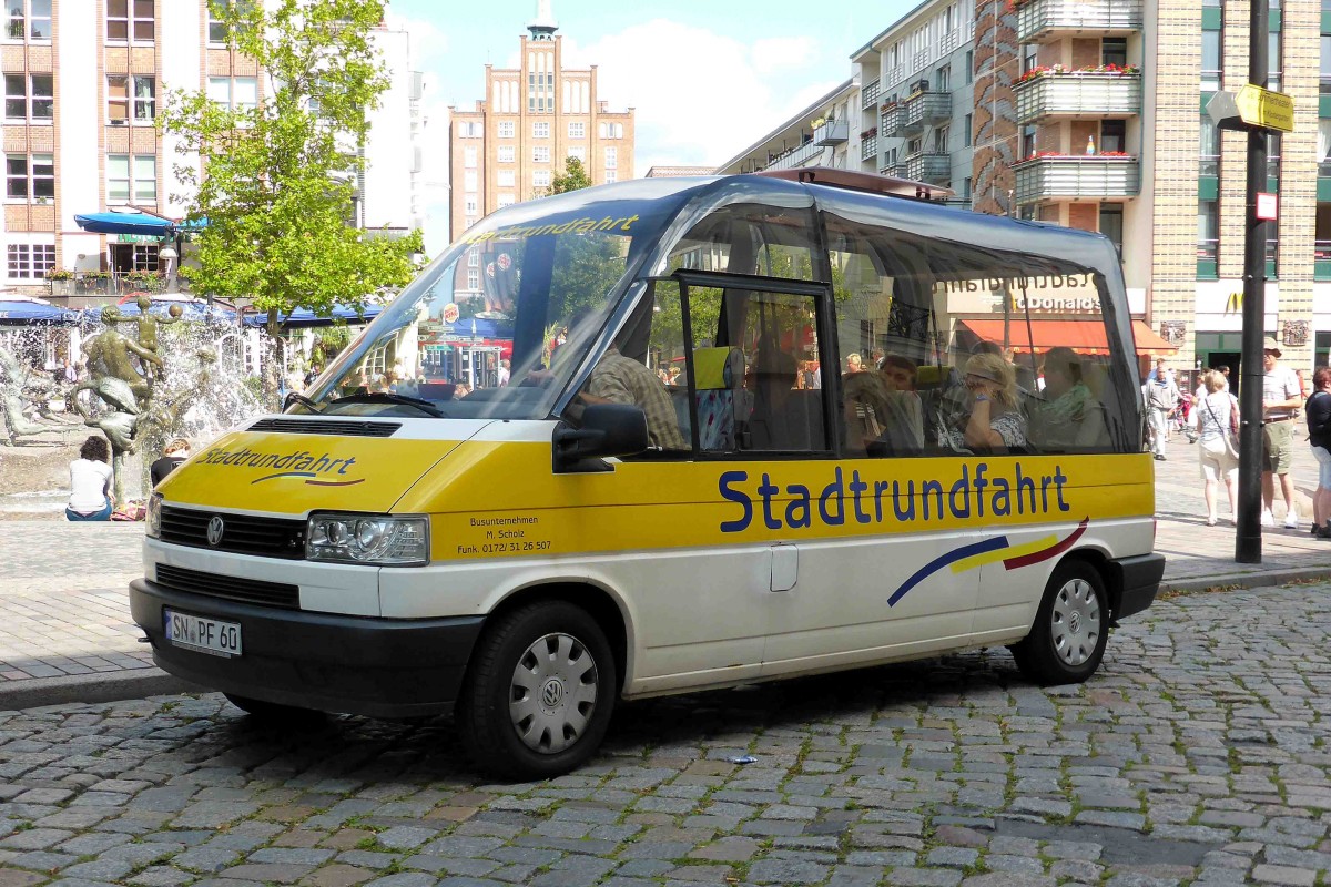 VW T4 als Sonderaufbau f�r Stadtrundfahrten, gesehen in Rostock im August 2014