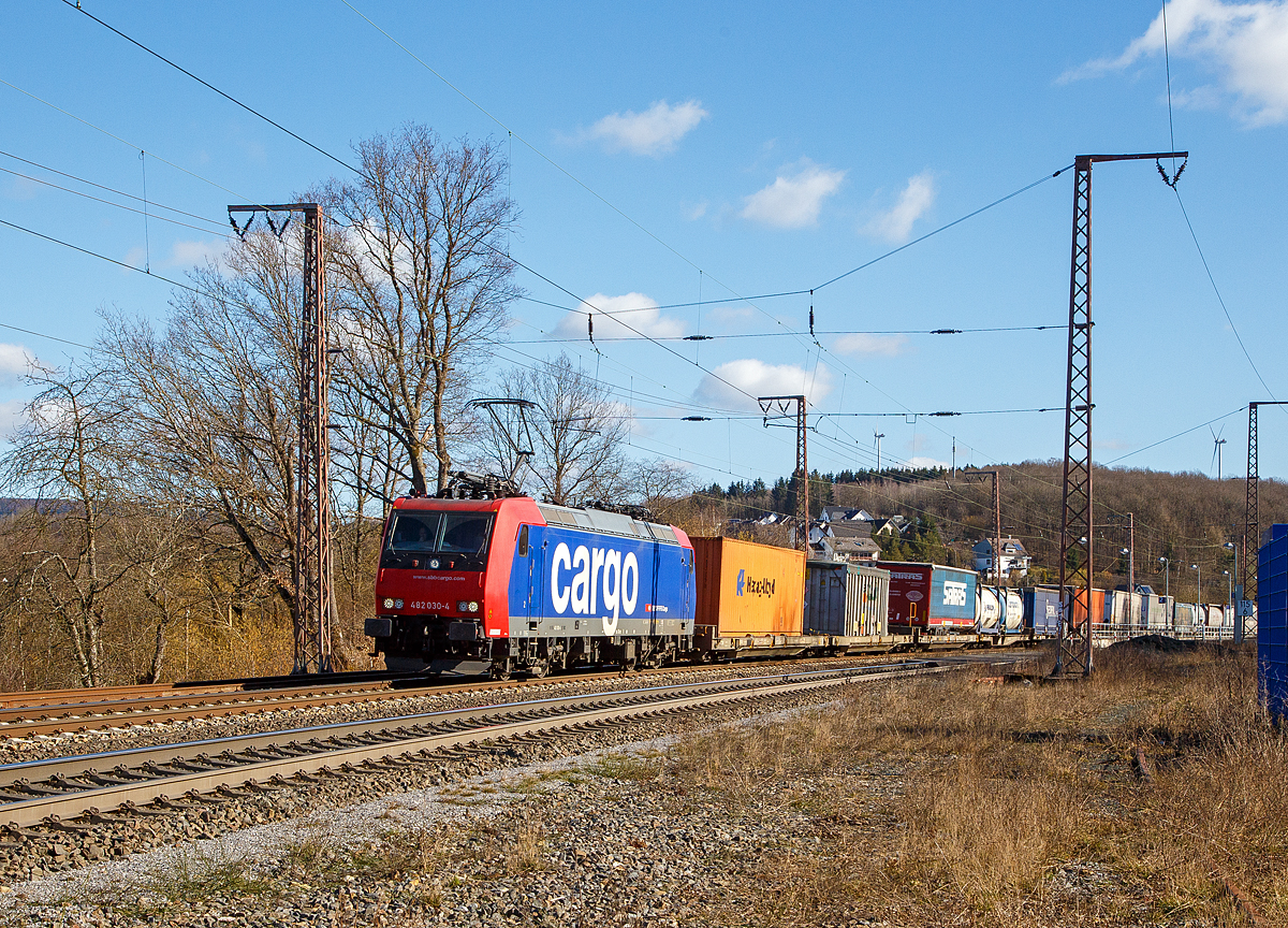 Wenn ich nicht in die Schweiz komme, so kommt so schon mal bei mir vorbei...
Die Re 482 030-4 (91 85 4 482 030-4 CH-SBBC) der SBB Cargo AG fährt am 27.02.2021 mit einem HUPAC-KLV/Container-Zug durch Rudersdorf (Kr. Siegen) in Richtung Norden.

Die TRAXX F140 AC1 wurde 2003 von Bombardier in Kassel unter der Fabriknummer 33605 gebaut und an die SBB Cargo AG geliefert. Sie hat die Zulassungen und Zugbeeinflussungssysteme für die Schweiz und Deutschland. Zurzeit ist sie an die SBB Cargo International AG vermietet.