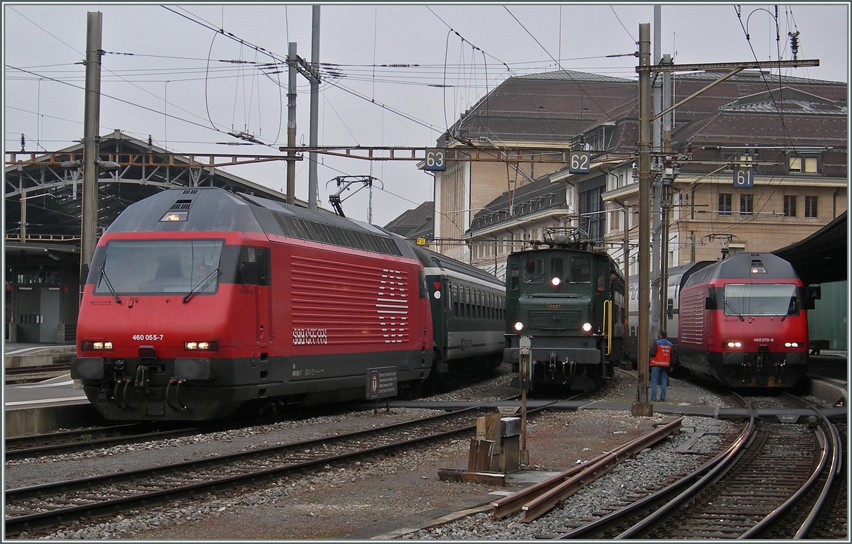Zwischen zwei SBB re 460 zeigt sich die Ae 4/7 10997 mit einem Extrazug Richtung Wallis.

Lausanne, den 1. Mai 2013