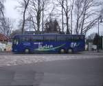 Mercedes Tourismo von Tholen neben dem Gro�bahnhof Binz.