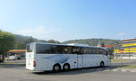 Mercedes Tourismo von Schneeweiss Lorenz Reisen aus �sterreich in Krems gesehen.