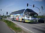 Ein Vollbeklebter Neoplan Starliner von JobTours aus Deutschland in Mukran.