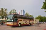 Van Hool T915 Alicron mit Radanh�ner von Dalstra Reisen aus den NL im Mai 2017 in Krems.