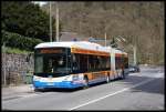 Ein HESS Vossloh Glieder O-Bus b�gelt am 12.5.2015 im Stadtteil Burg wieder an die Oberleitung an.
