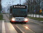 Wagen 518 der HAVAG f�hrt als Linie 21 mit ziel Am Bruchsee in die Haltestelle Halle/Saale, Schwimmhalle am 1.4.18 eingefahren