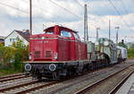 Ein Trafotransport der Amprion GmbH, ex RWE Energie AG, steht am 25.08.2019 im Bahnhof Siegen-Geisweid, da es erst wieder in der folgenden Nacht über die Siegstrecke weiter nach Wesel zum Schrott gehen kann.
Der Zugverband bestand aus der Zuglok V100 2091 (92 80 1212 209-1 D-VEB) der VEB - Vulkan-Eifel-Bahn, dem 20-achsigen Tragschnabelwagen der Gattung Uaai 687.9 (84 80 996 0 003-5 D-AMPR) beladen mit Trafo und dem Begleitwagen (40 80 1501 003-1 D-AMPR).
