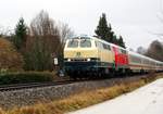 218 381-2 und eine weitere rote 218, beide von Railsystem RP GmbH aus Gotha fahren mit dem IC Allgäu durch Bellenberg am 25.12.2019.