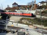 146 201 mit Doppelstockzug kommmt über die Güterzuggleise aus den Abstellgleisen bei Ulm-Söflingen; und fädelt sich in die Ferngleise nach Stuttgart ein, am 26.10.2018 in Ulm, von der Neutorbrücke aufgenommen. Die Einfahrgleise in Ulm der KBS 750 werden demontiert für die Einfädelung der Gleise in den Tunnel Stuttgart 21. In den nächsten zwei Wochen wird kein ICE, IC oder TGV nach Ulm kommen.