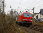 
Eine angenehme Überraschung, denn eigentlich hatte ich den RE 9 erwartet nach dem sich die Schranke schloss. 
Die Siemens Vectron MS 193 342-3 (91 80 6193 343-3 D-DB) der DB Cargo AG fährt am 25.01.2020 mit einem „HUPAC-Zug“ (KLV-Zug) durch Kirchen/Sieg in Richtung Siegen.

Die Vectron MS wurde 2018 von Siemens in München unter der Fabriknummer 22422 gebaut und an die DB Cargo geliefert.  Diese Vectron Lokomotive ist als MS – Lokomotive (Multisystem-Variante) mit 6.400 kW konzipiert und zugelassen für Deutschland, Österreich, Schweiz, Italien und Niederlande, sie hat eine Höchstgeschwindigkeit von 200 km/h. So ist es möglich ohne Lokwechsel vom Mittelmeer die Nordseehäfen Rotterdam oder Hamburg an zu fahren.

Die Vectron MS hat folgende Leistungen:
Unter 15kV, 16,7Hz und 25kV, 50Hz Wechselstrom mit 6.400kW;
unter 3kV Gleichstrom mit 6.000kW sowie
unter 1,5kV Gleichstrom 3.500kW

Auf dem Dach der Lok befinden sich vier Einholmstromabnehmer
Position A Pantograf für AC 1.450 mm breit (für Schweiz)
Position B Pantograf für DC 1.450 mm breit (für Italien)
Position C Pantograf für DC 1.950 mm breit (für Niederlande)
Position D Pantograf für AC 1.950 mm breit (für Deutschland, Österreich), Position D ist hier im Bild hinten.

TECHNISCHE DATEN der Vectron MS:
Spurweite: 1.435 mm
Achsformel: Bo'Bo'
Länge über Puffer: 18.980 mm
Drehzapfenabstand: 9.500 mm
Achsabstand im Drehgestell: 3.000 mm
Breite (über Handstangen): 3.012 mm
Höhe (Panto abgesenkt): 4.248 mm
Raddurchmesser :  1.250 mm (neu) / 1.170 mm (abgenutzt)
Gewicht:  90 t
Spannungssysteme:  15 kV, 16,7 Hz AC / 25 kV, 50 Hz AC / 1,5kV DC / 3 kV DC
Max. Leistung am Rad:  6.400 kW (unter Wechselstrom)
Max. Leistung regenerative Bremse:  6.400 kW
Max. Leistung Widerstandsbremse:  2.600 kW
Anfahrzugskraft:  300 kN
Dauerzugkraft:  250 kN
Höchstgeschwindigkeit: 200 km/h
Elektrische Bremskraft: max. 240 kN
Kraftübertragung: Ritzelhohlwellenantrieb
Kleinster befahrbarer Gleisbogen:  R = 80 m
Volumina Betriebsstoffe: Sandbehälter 4 x 60 l; Wischwasserbehälter 2 x 28 l und Spurkranzschmierung 13 l

Quelle der Daten: Siemens
