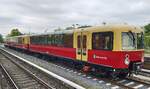 berlin-historische-fahrzeuge/882972/aussichtstriebwagen-488-501-8488-001-9-der-berliner Aussichtstriebwagen 488 501-8/488 001-9 der Berliner S-Bahn in Erkner.