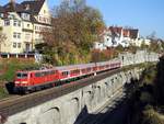 111 025-3 mit Nahverkehrszug fährt über die Güterzuggleise zu den Abstellgleisen bei Ulm-Söflingen; und fährt dann nach einem Richtungswechsel in den Bahnhof Ulm ein, am