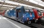 146 246-4 mit Werbung:  Bahnland Bayern  und 440 206-1 im Münchner Hauptbahnhof am 09.06.2019.