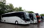 Links ein Setra 515 HD aus �sterreich,dann ein Volvo,Neoplan und wieder Setra,gesehen am 15.Mai 2014 in Krems.