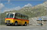 Ein Postauto- Oldie  auf der Furkapass Strasse beim Rohnegletscher.