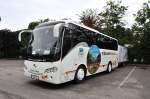 King Long mit Radanh�nger von Bacher Reisen aus �sterreich am 21.5.2015 in Krems.